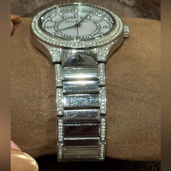 Michael Kors Iridescent watch. See pics for signs of wear. Needs battery - Picture 6 of 13